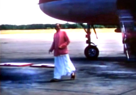 1956 : Meher Baba arriving at Wilmington Airport. Image captured by Anthony Zois from a film by Sufism Reoriented.
