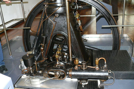 Kraftstoffzerstäubung durch Einblasung, Anbringung des Luftpumpenzylinders, MAN-Motors DM 10, Baujahr 1905 