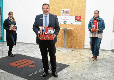 HOFFEN AUF VIELE HELFENDE HÄNDE: (V.L.) JULIA EHLERS, ANDREAS PALIOUDAKIS UND TANJA BORK.