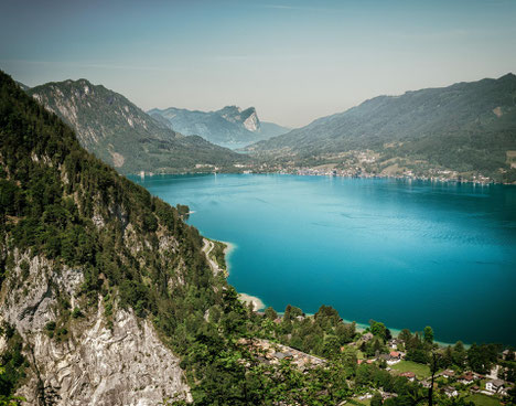 Smaragdblaues Wasser des Attersees in Oberösterreich