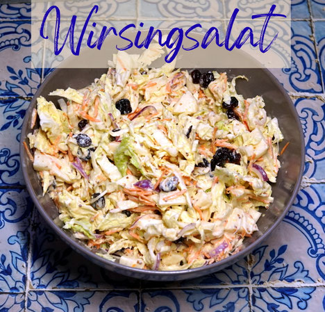 Wirsingsalat mit Birnen, getrockneten Äpfeln, Sellerie, Karotte und Cranberries