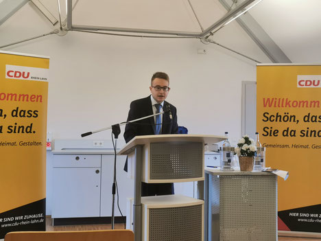 Der Diezer JU-Vorsitzende Maximilian Müller bei seiner Begrüßung und der Vorstellung des Ehrengastes, dem Mainzer Historiker Andreas Rödder, Autor des Buches "Konservativ 21.0"