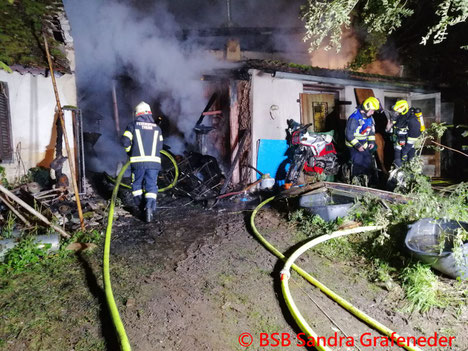 Feuerwehr; Blaulicht; AFKDO Ravelsbach; Brand; Werkstatt; Puch;