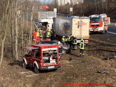 Feuerwehr; Blaulicht; BFKDO Hollabrunn; Verkehrsunfall; LKW; PKW; S3;