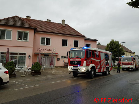 Feuerwehr; Blaulicht; BFKDO Hollabrunn; Verkehrsunfall; LKW; PKW; S3;