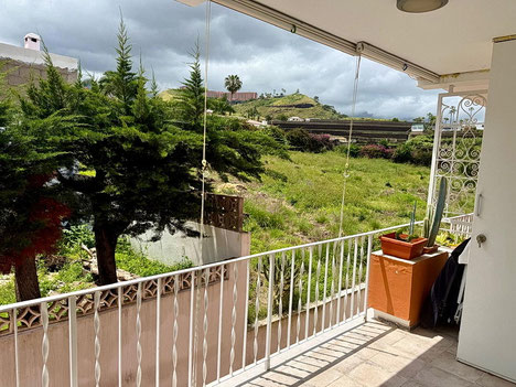 Blick vom Balkon in die grüne Umgebung.