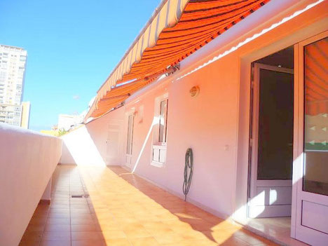 Große Terrasse mit Markise vor dem Penthaus
