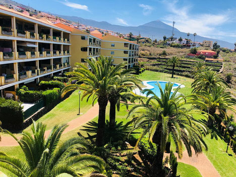 Blick vom Apartment in die Gartenlandschaft bis zum Meereshorizont.