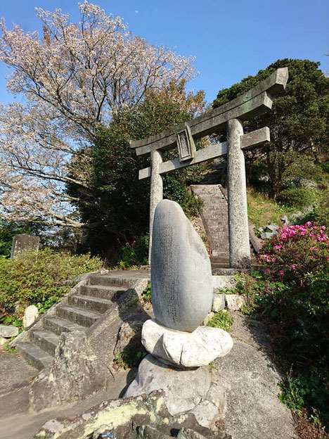 鎮懐石八幡宮の丘