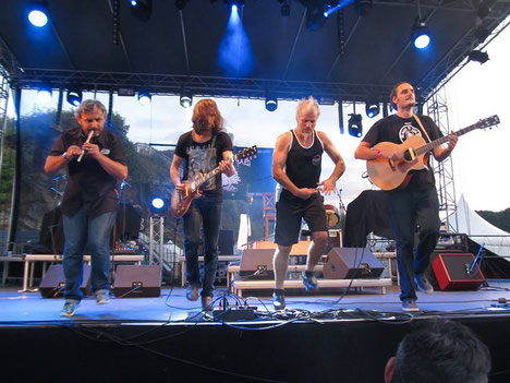 Tête d'affiche du concert : le groupe festif breton MASK HA GAZH.