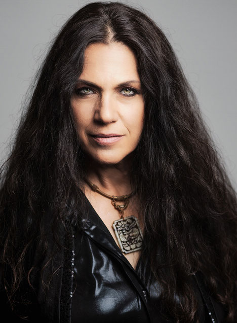 Wo Sari Schorr draufsteht, ist vollblütiger Bluesrock drin. Die Sängerin aus New York City hat zuletzt mit dem legendären Gitarristen Robin Trower zusammengearbeitet. Im Herbst ist sie mit eigener Band auf Tour. Foto: Promo  