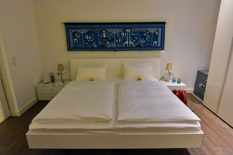 Bett in unserer Airbnb Wohnung mit Nikolaus-Betthupferl :)