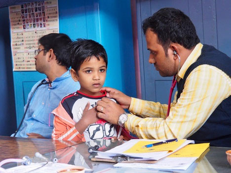 Schularzt des S.B. Devi Charity Home untersucht ein Kind