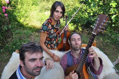 Meskach trio (Stella Rodrigues, Joachim Mouflin, Yves-Marie Berthou) est un voyage au-delà des frontières, une découverte des traditions musicales européennes, entre l'Irlande, la Bulgarie, les Asturies, la Hollande et la Turquie.