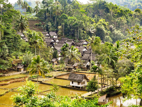 Prachtig uitzicht over de groene vallei waarin het dorpje Kampung Naga is gelegen op Java