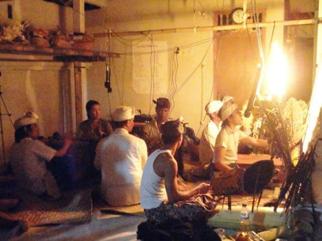 ワヤン公演中のスクリーン裏側の様子(dalang:Miya, penabuh:Juanda, Buda, Sukayana, Aiko)