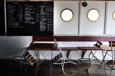 Stühle Elbe Hamburg Café Stillleben Bullauge