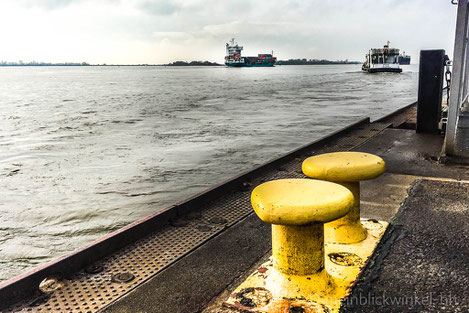 Hamburg Elbe Hafen Poller Gelb Schiffe Anleger