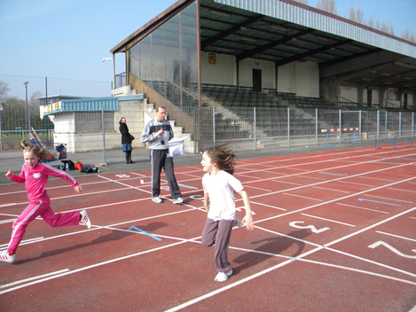 Michel Bethune ( entraineur ) avec les jeunes de l'ecole d'athletisme de Cambrai ( tests de vitesse)