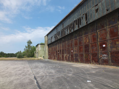 ehemaliger Flugplatz mit denkmalgeschützten Hallen, Niedergörsdorf