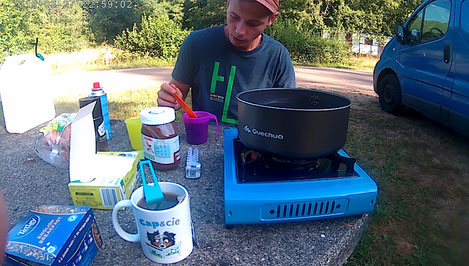 camping, van, vanlife, quechua, decathlon, petit déjeuner,