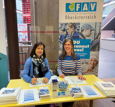 Team des FAV am FAV OÖ-Messestand mit Infomaterialien