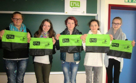Fünf Schülerinnen der 8. Klasse engagieren sich im EMiL-Projekt
