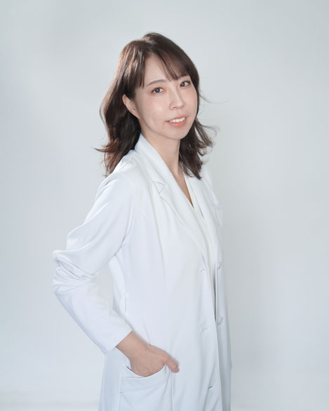 ホワイトニング専門クリニックの女性院長（山本繭子）のポートレート写真