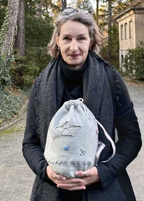 Christina Dehn mit einer Urne aus Stoff 