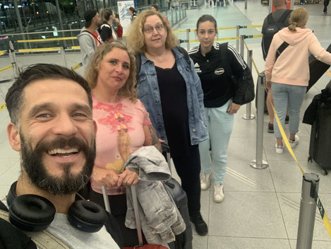 Flughafen Schnappschuss mit Fitnessstudio Mitgliedern auf der gemeinsamen Reise zum Urlaub