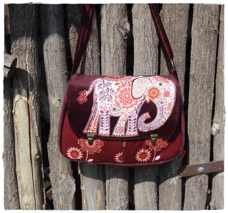 besace cousue artisanalement en velours milleraie aubergine avec un appliqué éléphant 1
