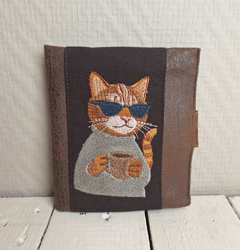 portefeuille compact brodé pour homme en faux cuir marron, broderie chat cool, fabrication artisanale française