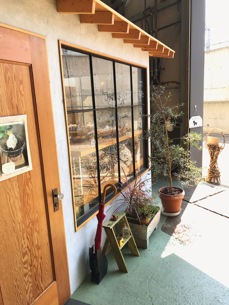 ヨーロッパの郊外に佇むようなお店の外観