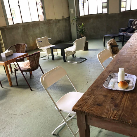 テーブルも多く、10名以上でもくつろげそうです。