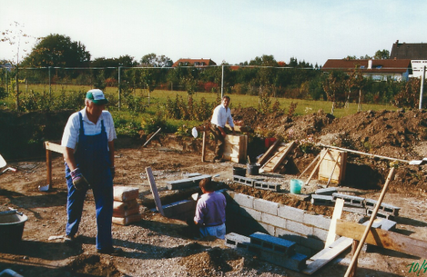 Die Pfeilerfundamente sind fertig, der Keller wird aufgemauert.