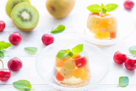 ナイフとフォーク。お皿に並べられたフルーツと野菜でかたどられたdietの文字。