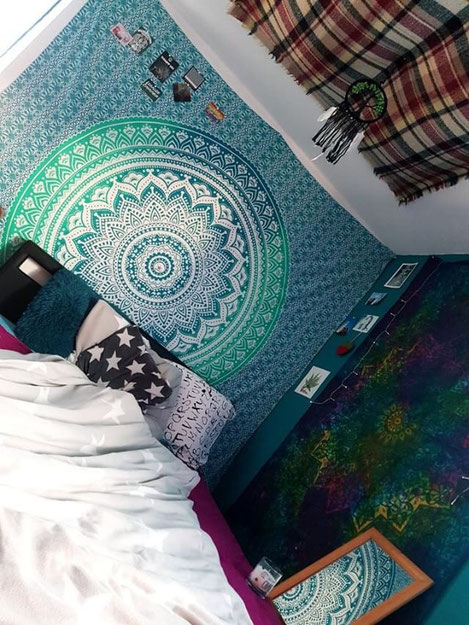 Roter Mandala Wandbehang von Karmandala im Esszimmer