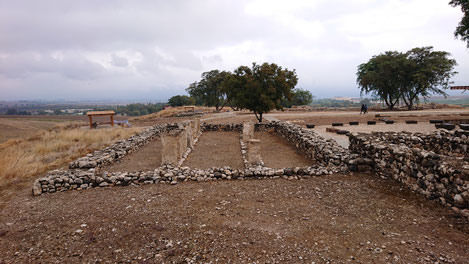  Excavations of the iving quarters at Tel Hazor