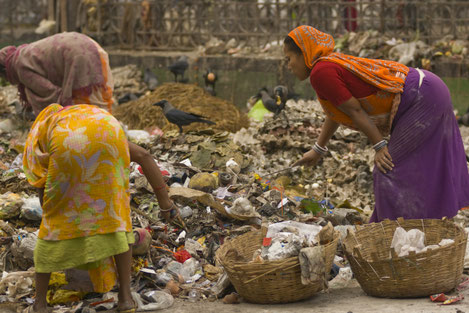 Diese Müllsortiererinnen in Kalkutta sind auf dreifache Weise diskriminiert und sozial ausgegrenzt: als Frauen, als Dalits und als Arme.