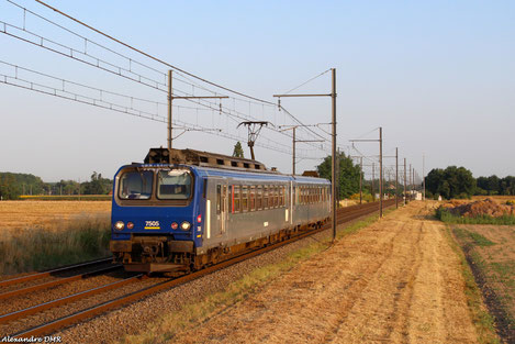 La Z 7505 est en charge d'un TER Bordeaux Agen à Fauillet en Juillet 2015