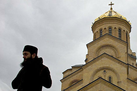 В Грузии молодежь призывного возраста массово идет в «священники»