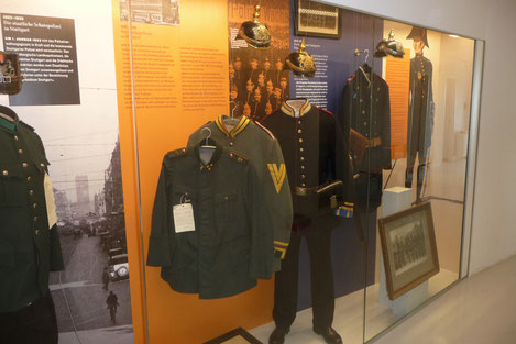 Kleiner Ausschnitt der Uniformsammlung des Stuttgarter Polizeimuseums.