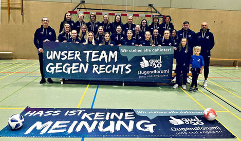 „Unser Team gegen Rechts!“ – die Fußballerinnen der TUS Viktoria Großenenglis haben den Startschuss für die Aktion „Wir stehen alle dahinter“ des Jugendforums „Gud so“ gegeben. Foto: Kreisverwaltung Schwalm-Eder