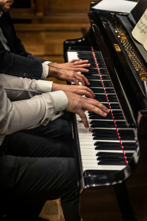 Erwachsener spielt Klavier an der Musikschule in München Schwabing & Großhadern