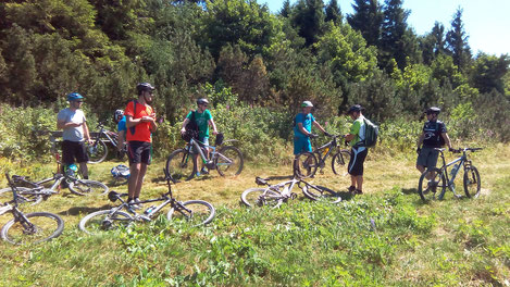 Eine Gruppe Mountainbiker macht Pause