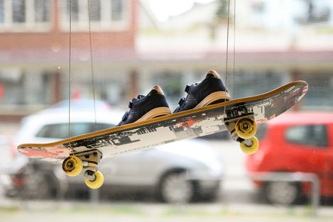kavat skateboard schaufenster parkende autos