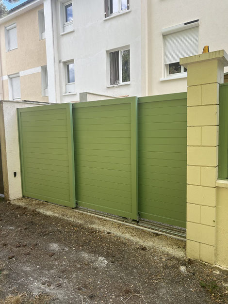 Portail télescopique aluminium 3 vantaux installé à La Celle-Saint-Cloud (78) par Aluminios Faustino France
