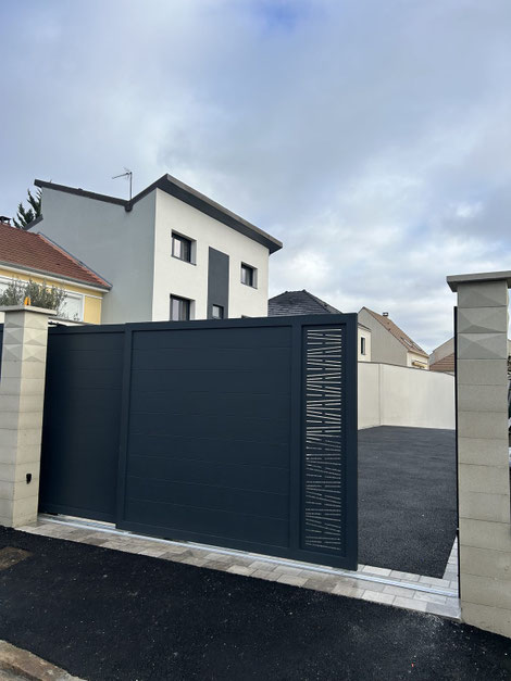 Portail télescopique aluminium sur mesure installé à Argenteuil (95) par Aluminios Faustino France