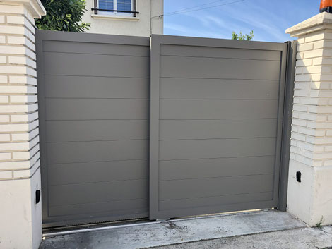 Portail télescopique aluminium sur mesure installé à Houilles (78) par Aluminios Faustino France