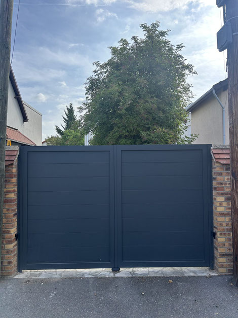 Portail battant aluminium sur mesure installé à Bezons (95) par Aluminios Faustino France